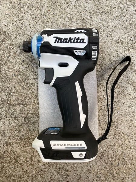 Makita TD171D インパクトドライバー、白&ブルーハンマー本体のみ、中古品です、マキタ 純正フックは付属します。送料無料