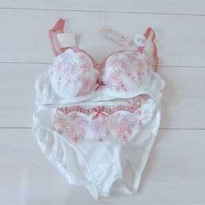 【新品】palissee ブラジャー ショーツセット オフホワイト タグ付き!