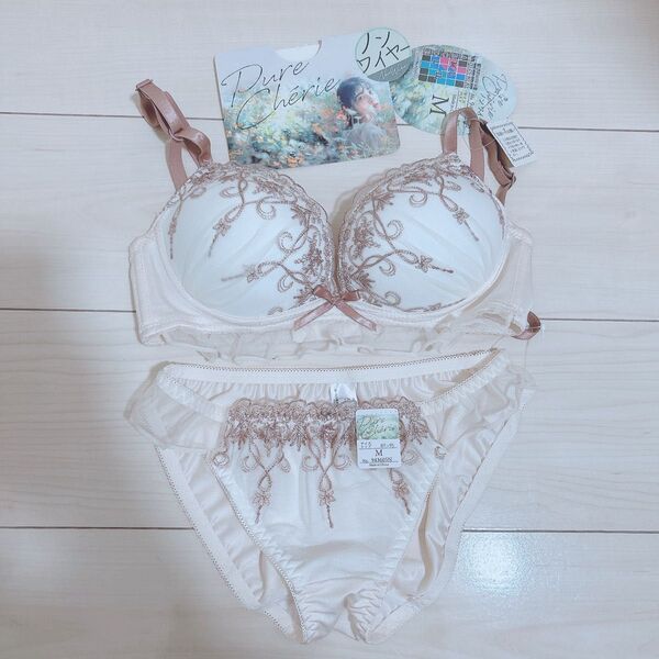 【新品】 ノンワイヤー ブラジャーショーツセット M タグ付き