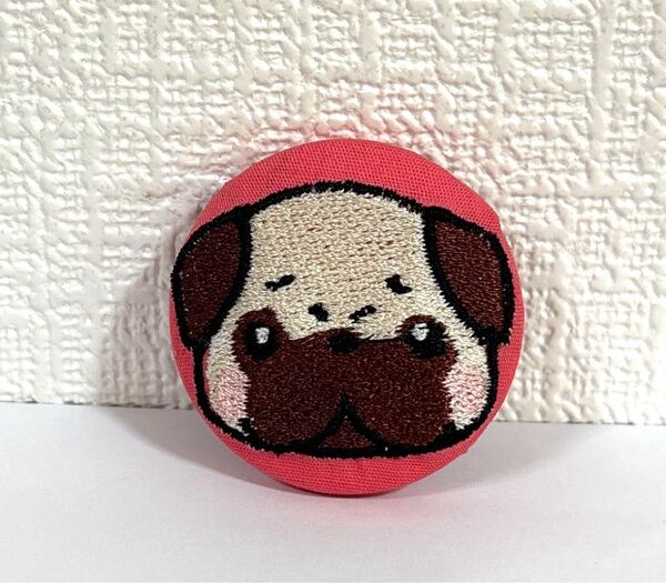 ハンドメイド くるみボタン パグ 刺繍 ブローチ