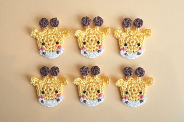 ○おすましキリンモチーフ○ ハンドメイド かぎ針編み レース編み 編みパーツ ワッペン ワンポイント アップリケ