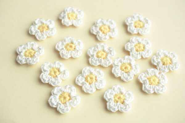 ○小さなお花モチーフ○ ハンドメイド かぎ針編み レース編み 編みパーツ ワッペン ワンポイント アップリケ
