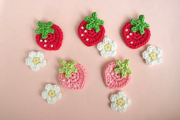 ○いちご&小さなお花モチーフ 赤とピンク○ ハンドメイド かぎ針編み レース編み 編みパーツ ワッペン ワンポイント アップリケ