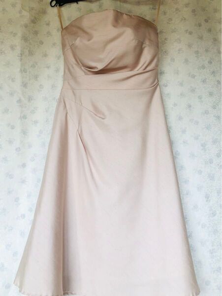 AIMER エメ 美品 アイボリーベアトップドレス レースアップバックスタイル 艶ハリ感ありの生地 パーティ 結婚式等
