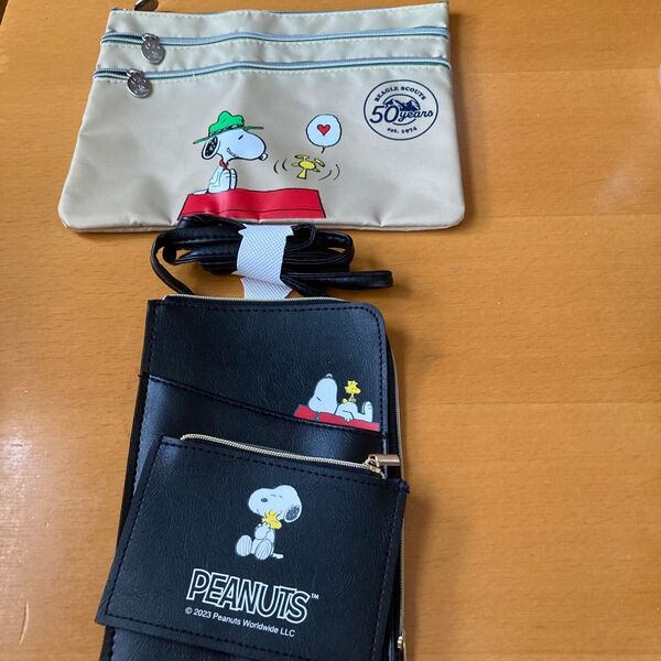 新品未使用 GLOW スヌーピー カードケース付きレザー調スマホポシェット&SNOOPY ビーグル・スカウト3段ポケット