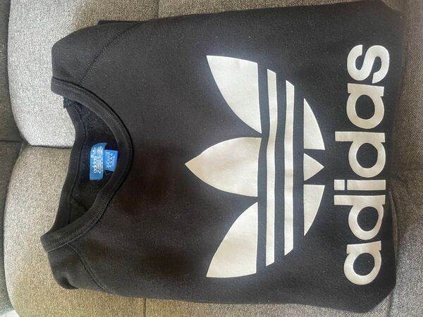 adidas トレーナー (裏起毛)表には大きくロゴがあり、裏は無地です。 #adidas#長袖お
