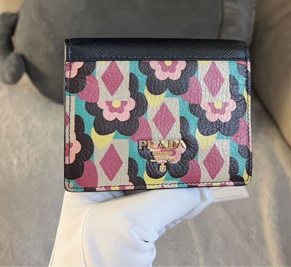 正規品 PRADA プラダ ロゴ レザー 二つ折り 花柄 財布 マルチカラー×ブラック