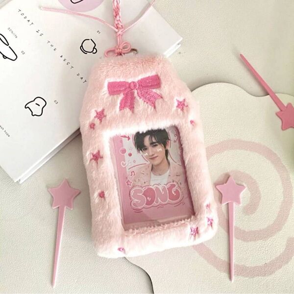 トレカケース 推し活 お守り風 ふわふわ もこもこ かわいい キーホルダー アイドル フォト チェキ パスケース 韓国