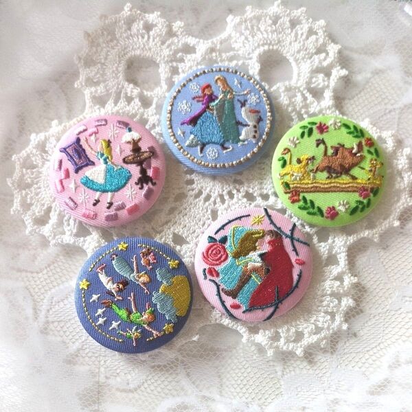 Disney Characters 刺繍缶バッジビスケット 『5種セット』 ディズニー刺繍缶バッジ アナと雪の女王 ピーターパン