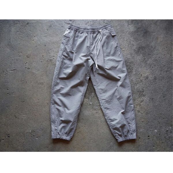 迷迭香(マンネンロウ)NYRON HARVEST TRAINER - GRAY / L 2025年モデル
