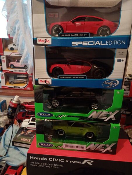 1/24、1/25スケールのスケール ダイキャストカー ポルシェ BMW ブガッティ アウディの4台セット