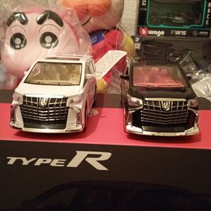 1/32スケール アルファード ブラック&ホワイト ミニバン ダイキャストカー 2台セット