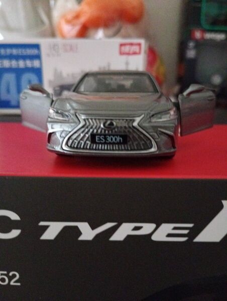 1/43スケール レクサス ES300h シルバーメタリックカラー ダイキャストカー 左右両側2ドア開閉可能機能付き