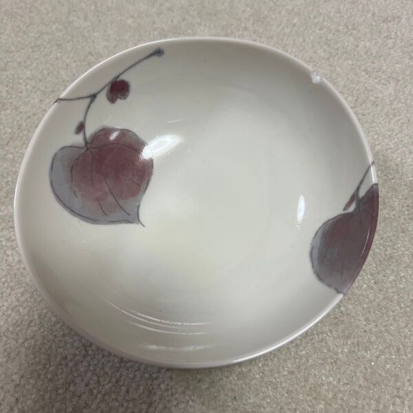 お皿 食器 お椀 小皿 たち吉 橘吉 葉模様の白い陶器の皿 日本 JAPAN
