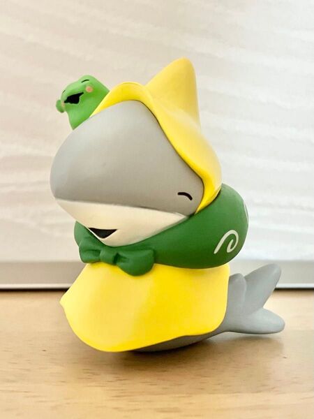 おでかけ子ザメ フィギュア レインコート カエル マスコット ガチャガチャ ガチャポン ガシャポン