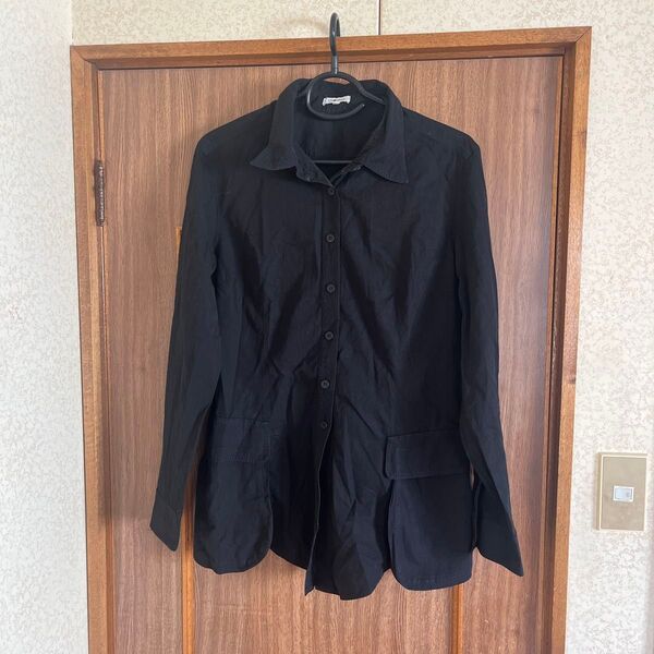黒シャツ