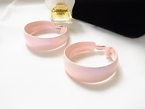 ピアスに見えるデザイン　光沢感のある桜色　桃色　薄いピンク　桜貝カラー　直径約3.6センチ　フープ　輪っか　イヤリング◆