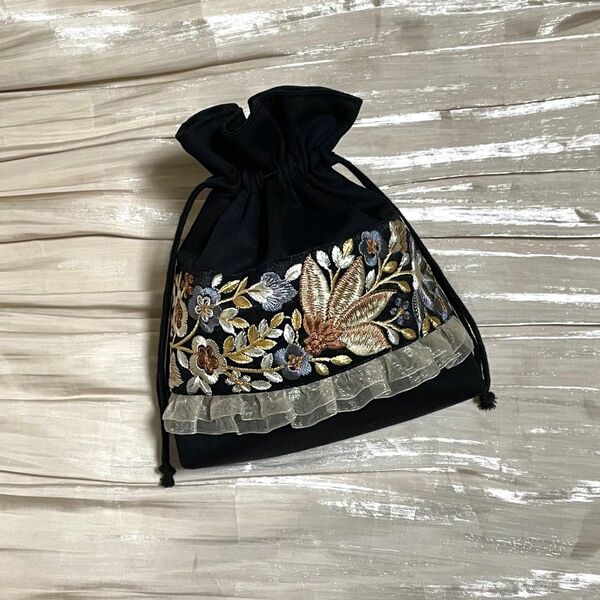 16 ハンドメイド 巾着 巾着袋 ブラック 黒 インド刺繍リボン 花 フリル 刺繍