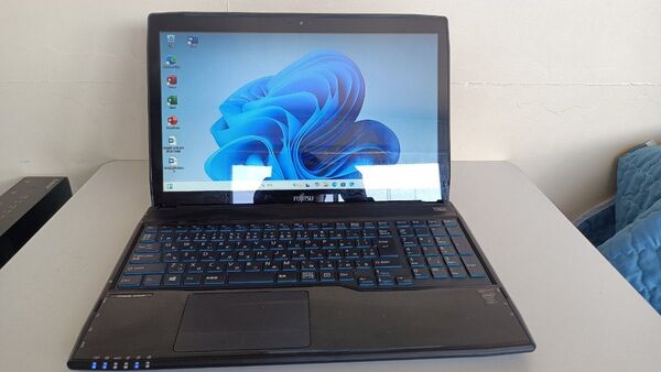 ノートパソコンFUJITSU Core i7 SSD タッチ機能 Blu-ray
