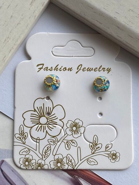 グレー ドライフラワー 花びら 小粒 レジン 樹脂ピアス No.871