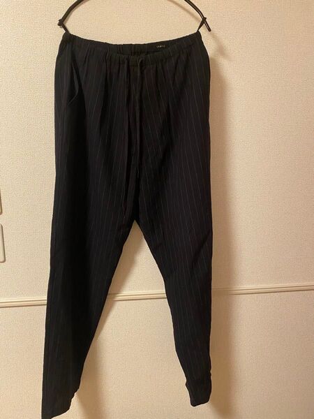 COMOLI ウールストライプドローストリングパンツ