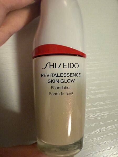 SHISEIDO エッセンススキングロウファンデーション 220
