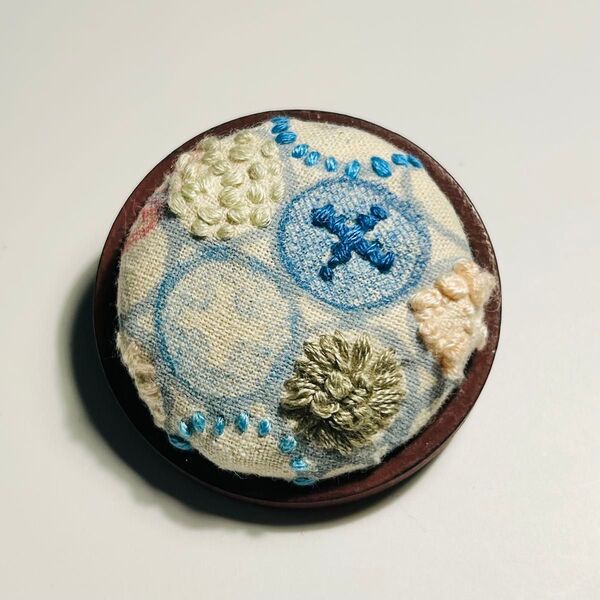 手作り生地 刺繍くるみボタン ブローチ 手刺繍 一点物 ハンドメイド