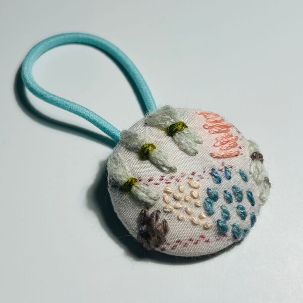 手作り生地のくるみボタンヘアゴム ハンドメイド 刺繍