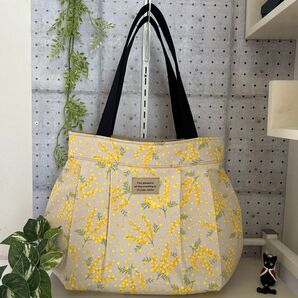タック入りトートバッグ☆ふんわり大きめ☆ミモザ柄☆花柄バッグ