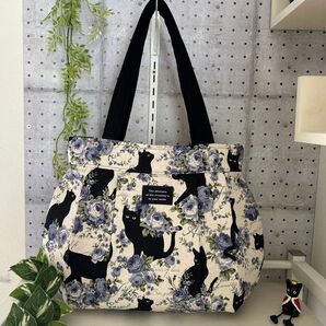 タック入りトートバッグ☆ふんわり大きめバッグ☆黒猫と薔薇☆生成ネイビー