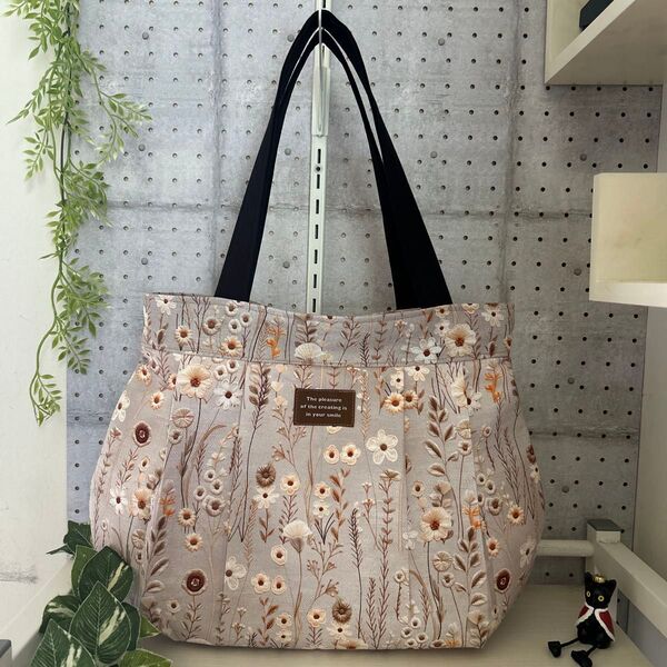 タック入りトートバッグ☆ふんわり大きめバッグ☆草花刺繍風プリント☆