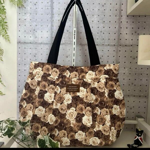 タック入りトートバッグ☆ふんわり大きめバッグ☆薔薇柄☆ブラウンローズ