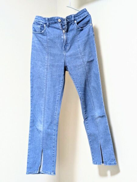 ハイウエスト スリット入りデニムパンツ センタープレス ブルー