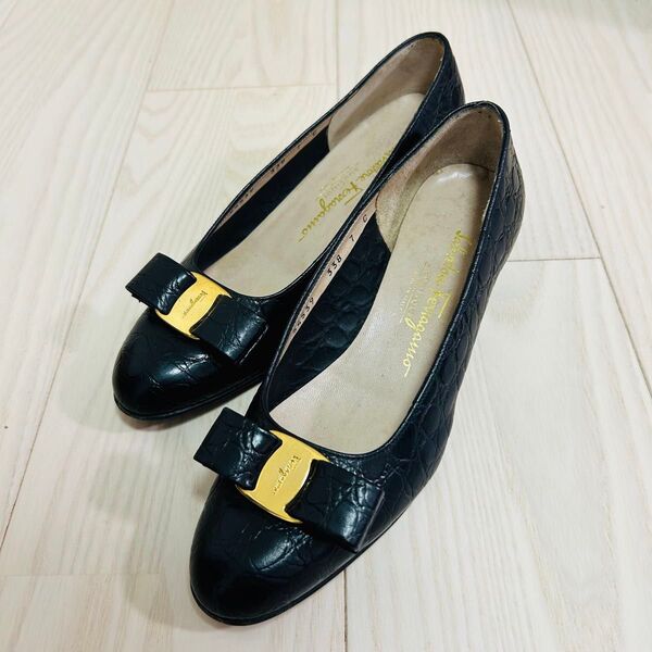【美品】Ferragamo サルヴァトーレフェラガモ パンプス ヒール 7C Salvatore ヴァラリボン クロコ型押し
