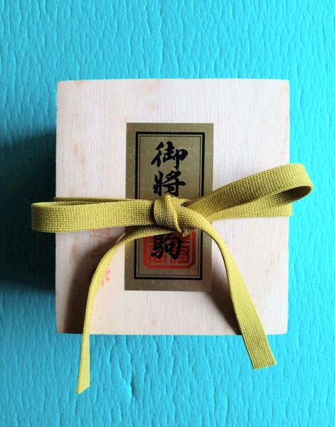 将棋 駒 本黄楊 特上彫 越山作 錦旗 未使用品