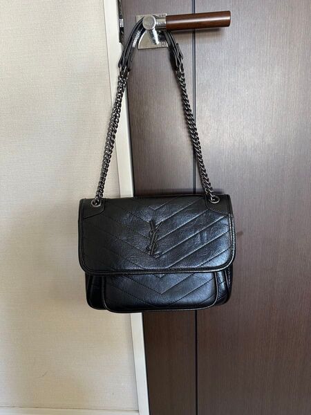 黒いショルダーバッグ 肩掛けたと斜め掛け2WAYタイプ 未使用品