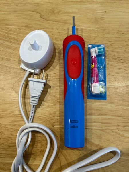 【中古美品】Braun Oral-B 電動歯ブラシ本体+替えブラシ1本
