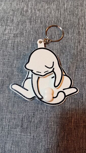 【猫好き必見!Tik Tokで話題!遊び心たっぷりのネコのキーホルダー】タマ白 アクリルキーホルダー