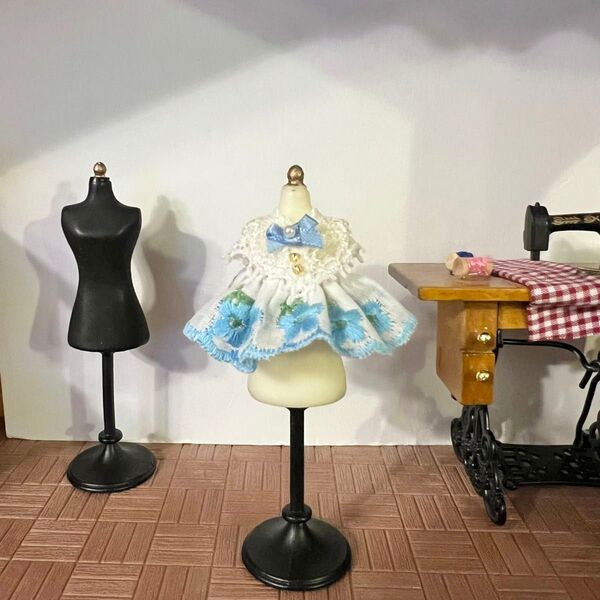 【ハンドメイド】フラワー刺繍ワンピース(水色)*赤ちゃんサイズ(約5cmドール用)