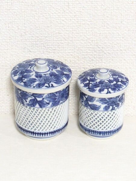 有田焼 琴峰窯 蓋付き夫婦湯呑み 透かし白磁網目牡丹絵 2客セット 未使用品