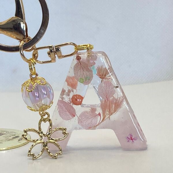 イニシャルキーホルダー レジン ハンドメイド ピンク系ドライフラワー 桜A