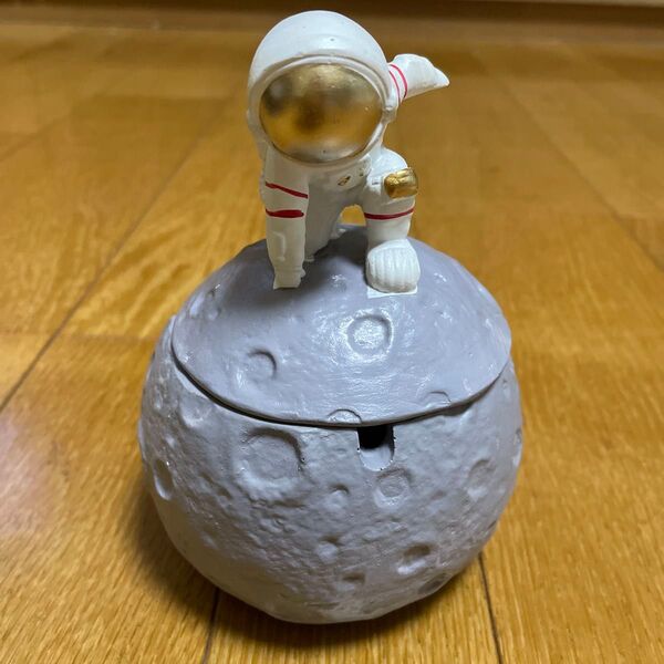 宇宙飛行士 タバコ 灰皿 蓋付き 小物入れ アクセサリー 卓上 カップ ホームオフィスの装飾