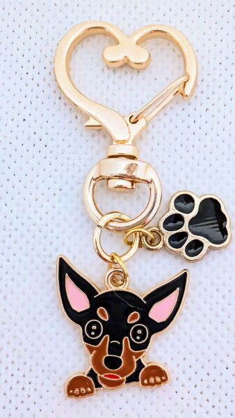 黒色の肉球とおめめパッチリミニチュア・ピンシャーの犬キーホルダー