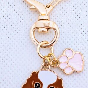 ピンクの肉球とおめめパッチリキャバリアの犬キーホルダー