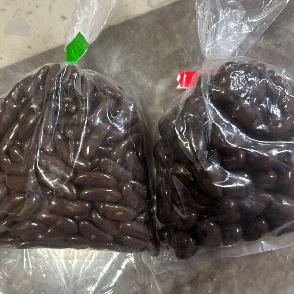 クランベリーチョコ(イヌリン入り)400g、大粒柿の種チョコレート(スイート)350g
