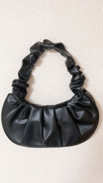 ハンドバッグ 黒 ふわふわ ブラック 厚手合皮素材