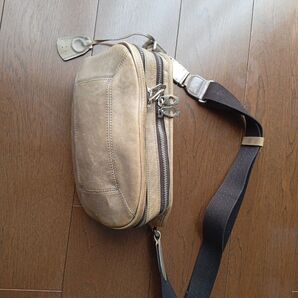 aniaryボディバッグ レザー