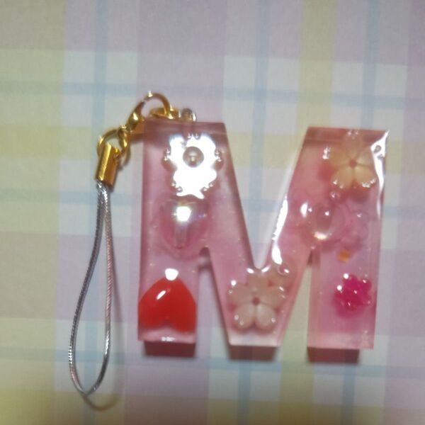 イニシャルチャーム レジン キーホルダー ピンク M ハンドメイド