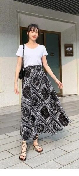 美品ペイズリー柄 ロングスカート マキシ丈 フレア Aライン 台形 黒 サラサラ