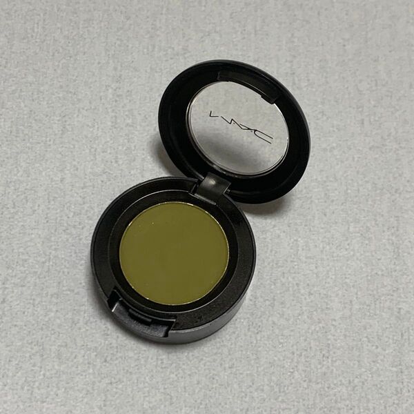 M・A・C スモール アイシャドウ モーマネーモープロブレムス